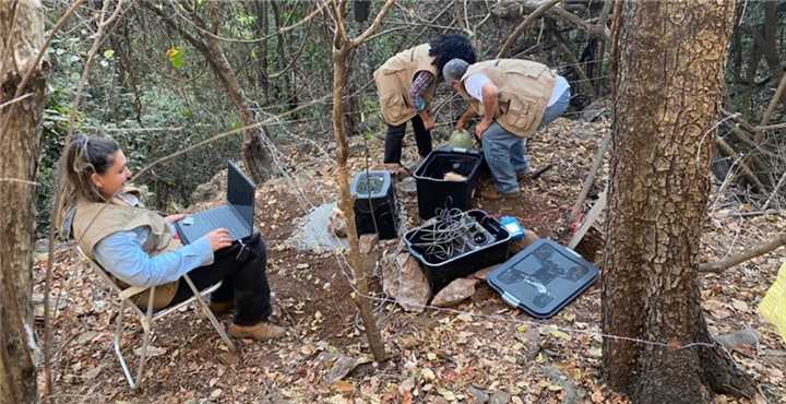 Equipe de pesquisadores da UnB monitoram sismógrafo próximo à Gruta Rei do Mato